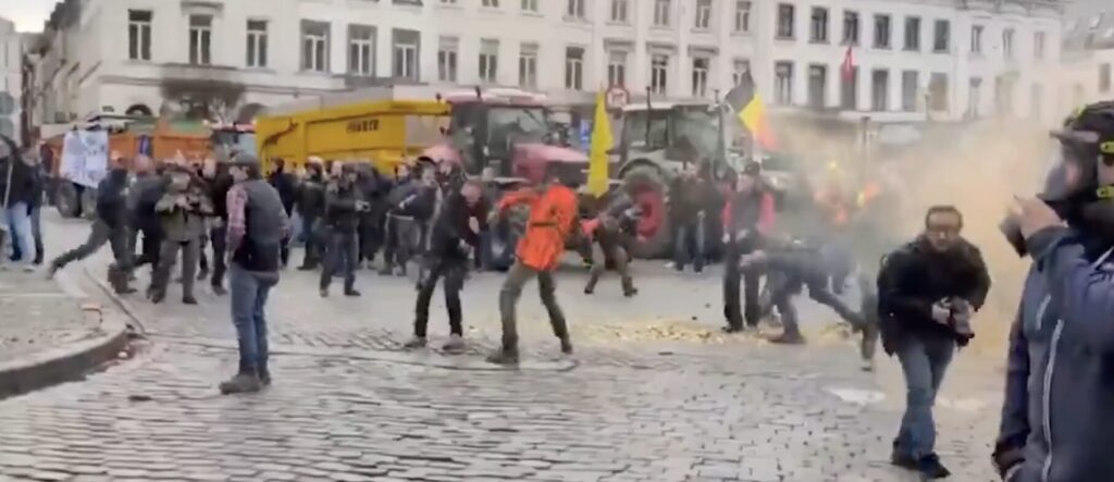 χάος-στις-βρυξέλλες-απόβαση-10-000-αγροτών-1414749