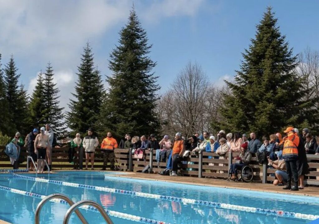 ice-swimming-ένα-έθιμο-πρόκληση-σε-ένα-γραφικό-χω-1418943