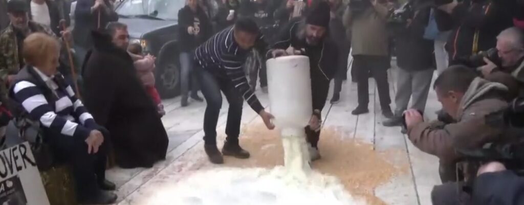 λάρισα-κτηνοτρόφοι-έχυσαν-γάλατα-στη-1407454