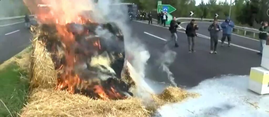 βίντεο-αγρότες-έβαλαν-φωτιά-σε-άχυρα-κ-1409469