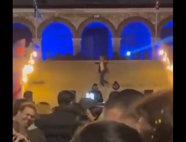 γαλάτσι-rave-πάρτι-στα-σκαλιά-εκκλησίας-μ-1415514