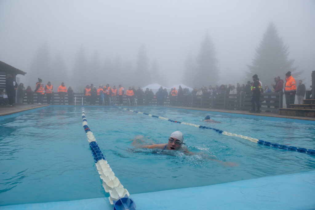 αθλητές-κολύμπησαν-στα-παγωμένα-νερά-1428790