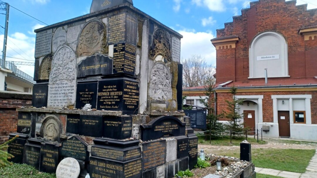 εικόνες-στην-εβραϊκή-νεκρόπολη-της-κρ-1429163