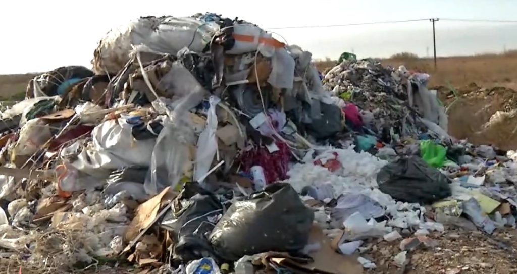 θεσσαλονίκη-πετούσαν-παράνομα-μπάζα-1427579