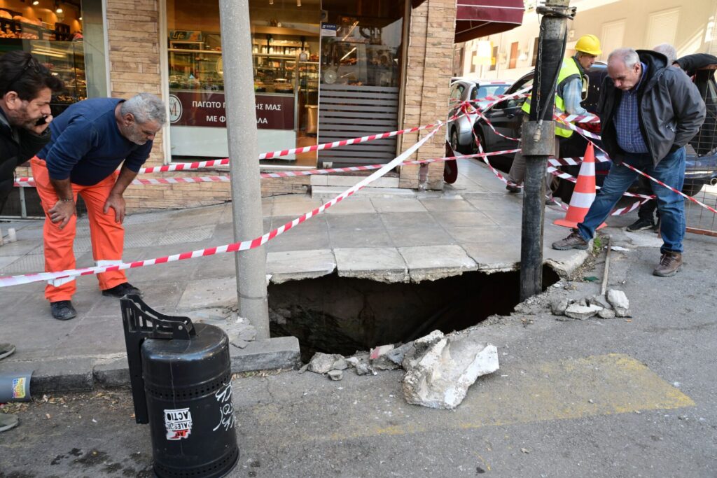 καθίζηση-στο-παγκράτι-άνοιξε-τρύπα-στ-1423987