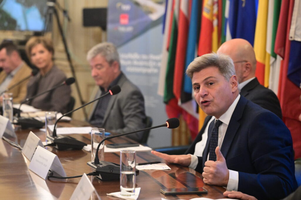 φαραντούρης-ο-συριζα-αποξενώνεται-απ-1421390