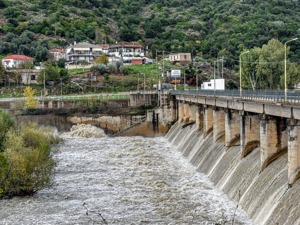 υπερχείλισε-ο-ποταμός-καλαμάς-μετά-τη-1430821