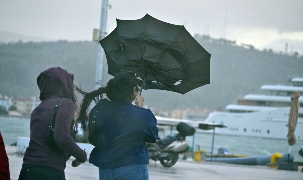 χειμωνιάτικο-σκηνικό-με-ακραία-φαινό-1426633