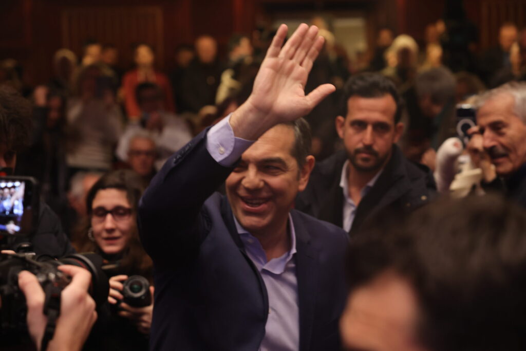 εικονες-ο-αλέξης-τσίπρας-παρουσιάζει-1425064