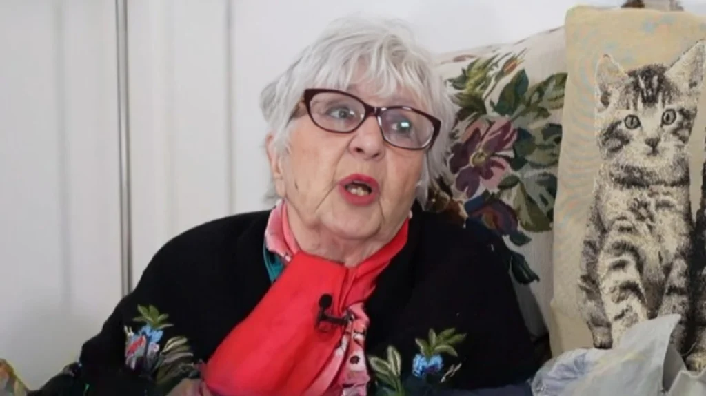 πάρα-πέντε-η-έφη-παπαθεοδώρου-αποκά-1425694