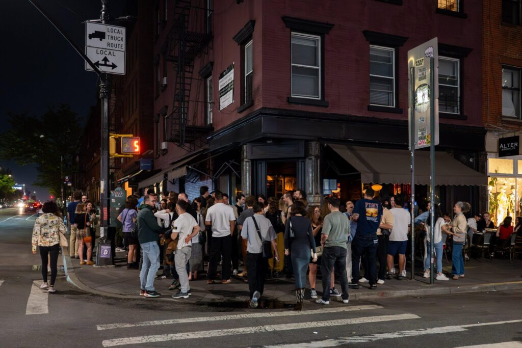 πίνοντας-ποτό-όρθιοι-στα-πεζοδρόμια-τ-1421106