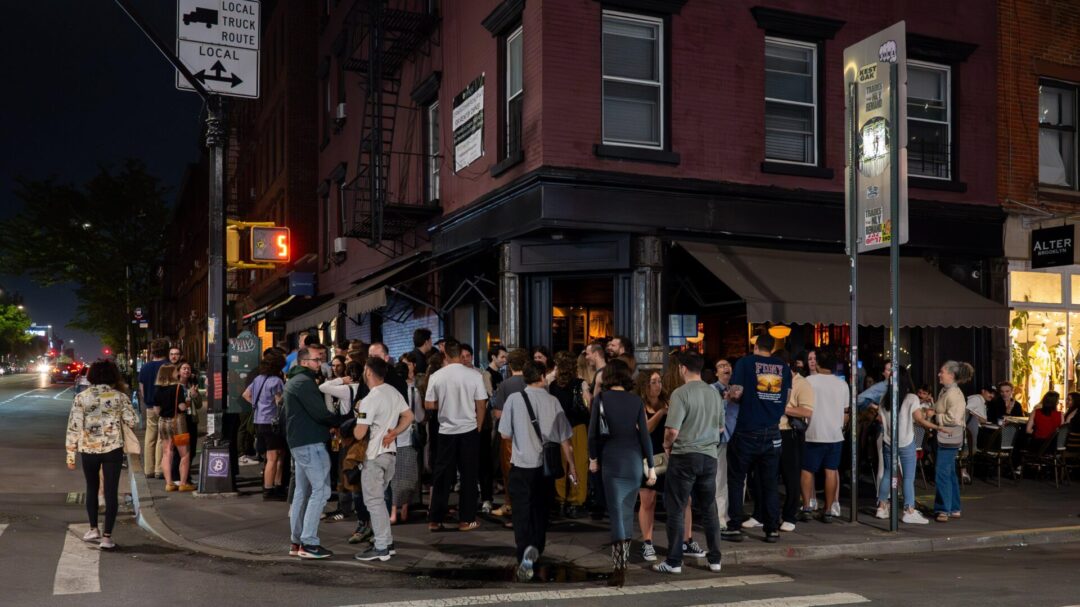 πίνοντας-ποτό-όρθιοι-στα-πεζοδρόμια-τ-1421106