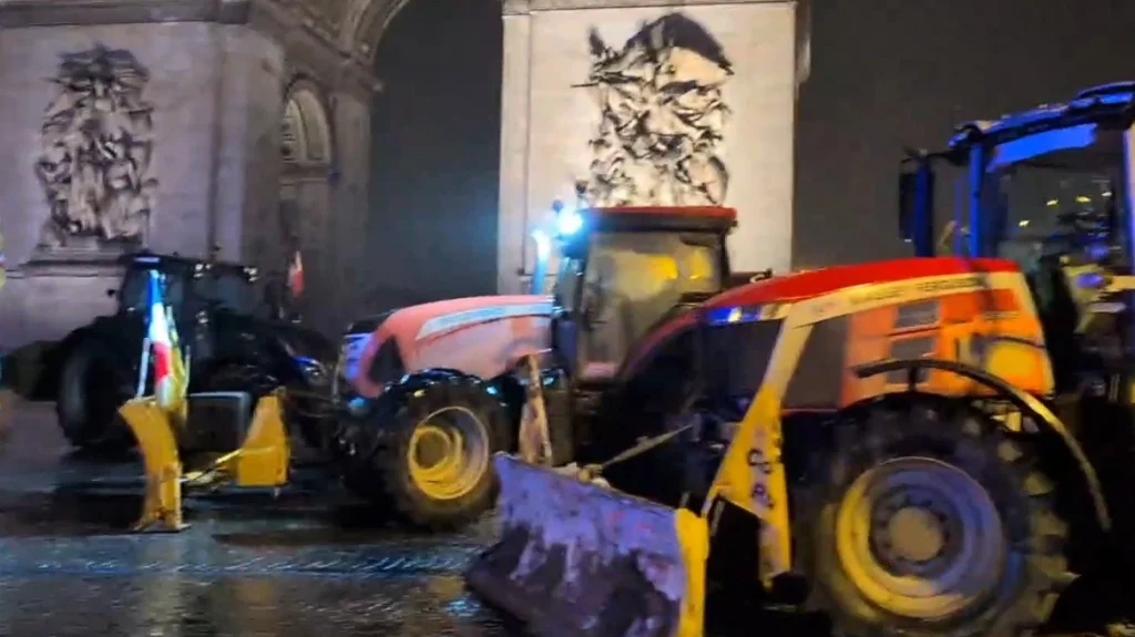 γαλλία-στον-πύργο-του-άιφελ-και-την-αψί-1421381