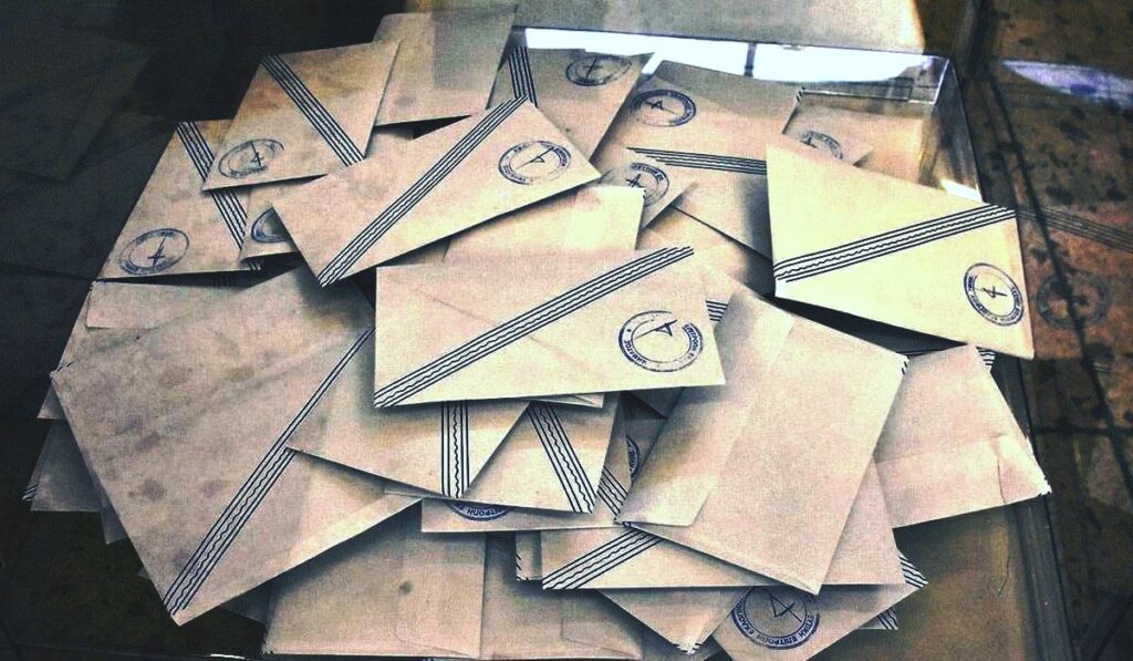 τα-όμορφα-κόμματα-όμορφα-καίγονται-1420966