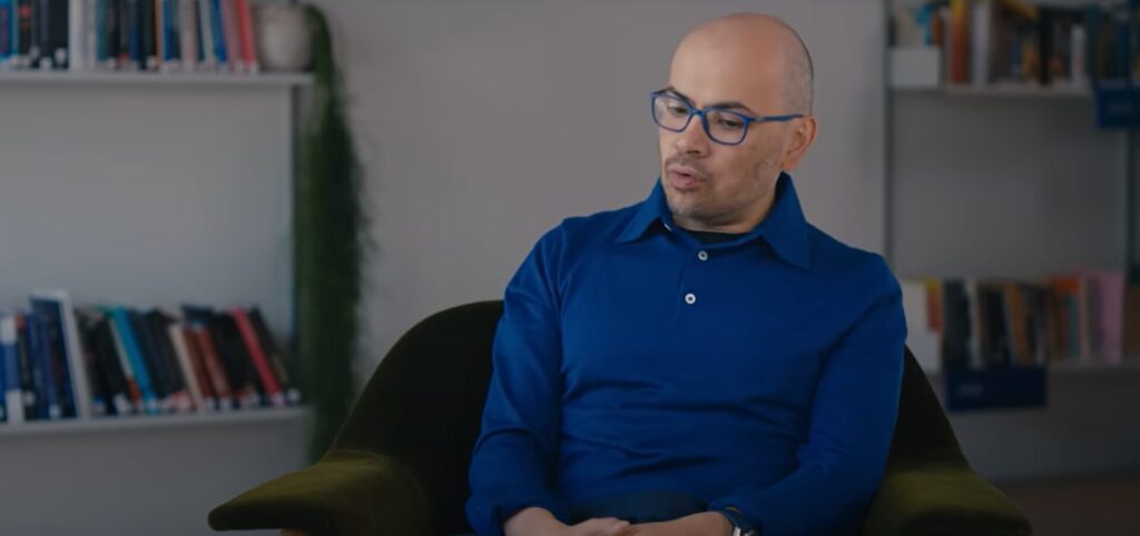 ντέμης-χασάμπης-η-κίνα-βρίσκεται-μόλι-1425176