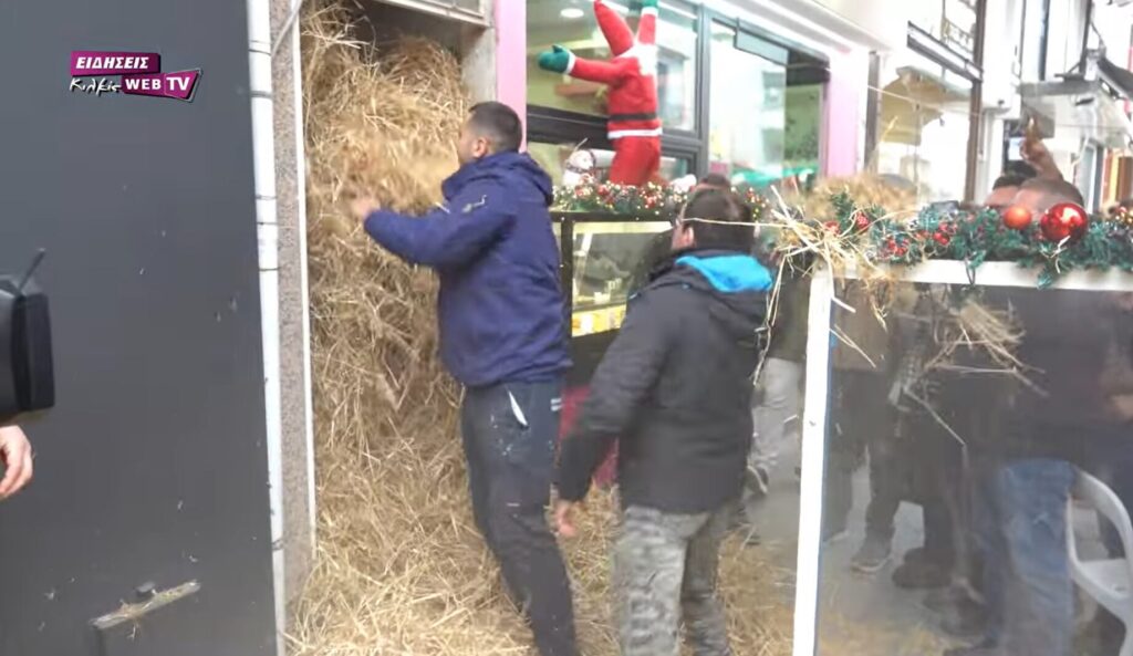 κιλκίς-αγρότες-έκλεισαν-με-άχυρα-την-ε-1419826