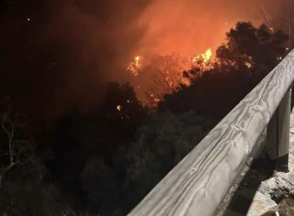 μεγάλη-φωτιά-σε-εξέλιξη-στα-χανιά-1420916