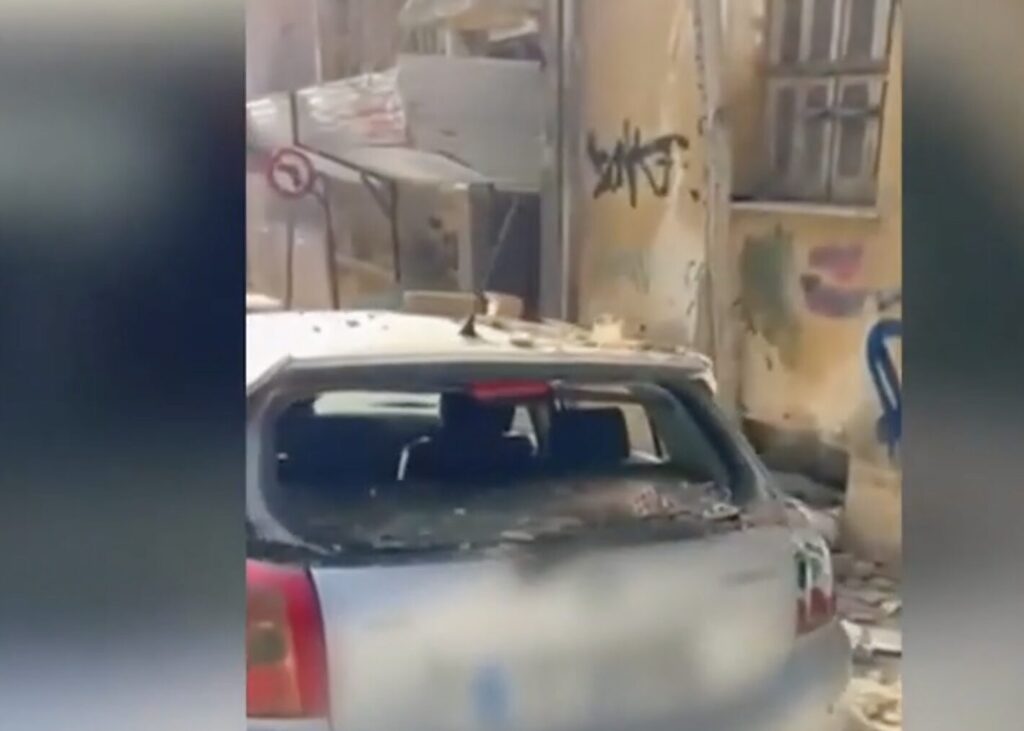 μπαλκόνι-από-εγκαταλελειμμένη-πολυκ-1423056