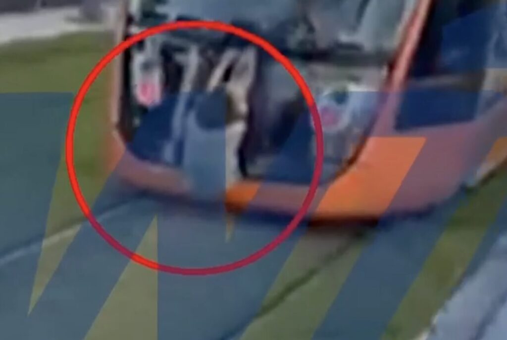 binteο-ανήλικος-κρέμεται-από-εν-κινήσει-τρ-1425760