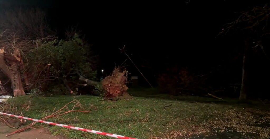 βίντεο-ισχυρή-ανεμοθύελλα-σάρωσε-την-1422527