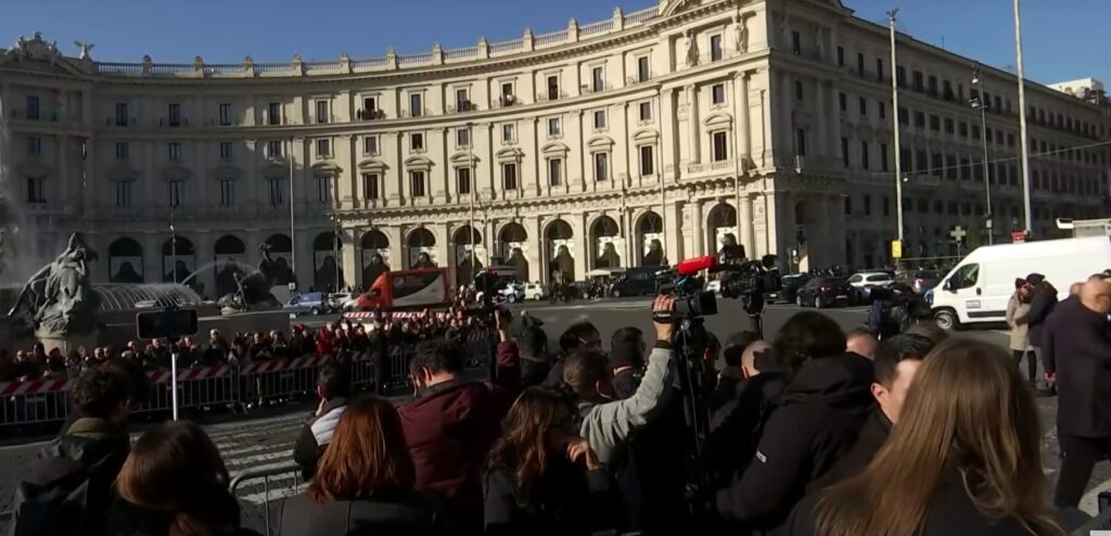 ρώμη-live-η-κηδεία-του-εμβληματικού-valentino-garavani-1427619