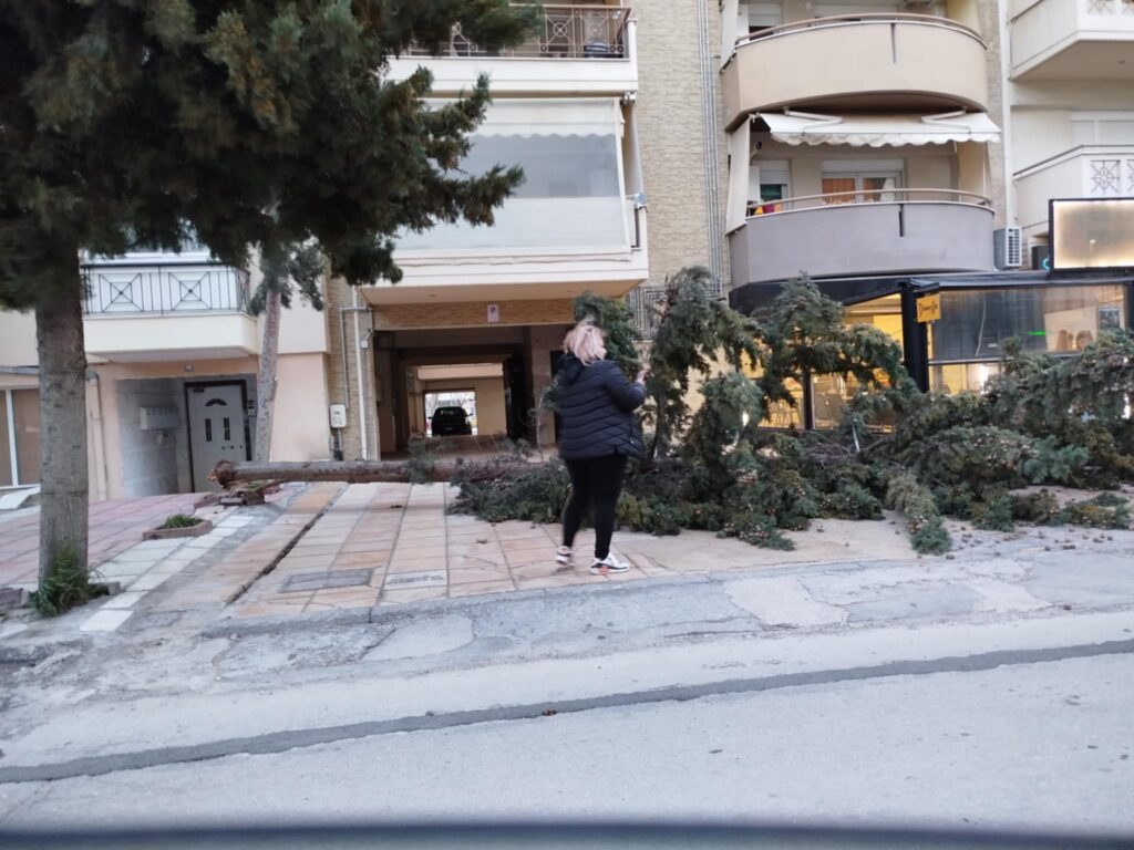 θεσσαλονίκη-σαρώνει-ο-βαρδάρης-πτώσ-1437252