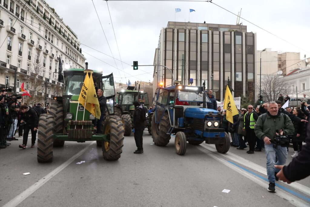 κλειστό-το-κέντρο-της-αθήνας-τα-τρακτ-1435701