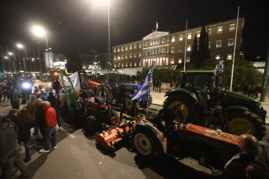 αγρότες-πάνω-από-40-τρακτέρ-ξενύχτησαν-1435848