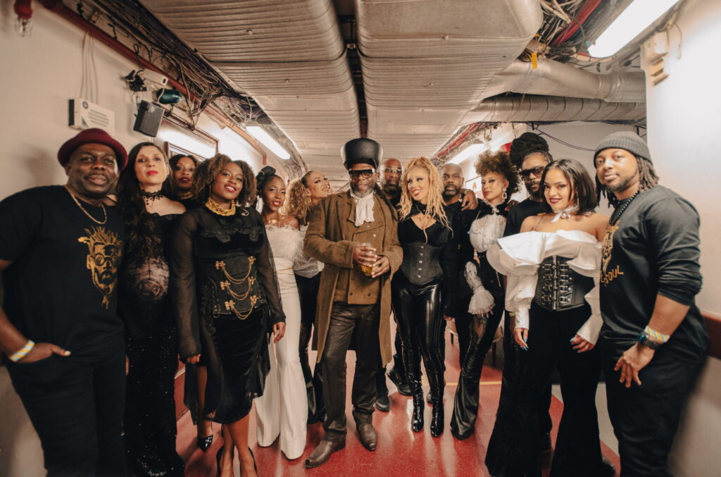 oι-soul-ii-soul-έρχονται-στον-λόφο-της-σάνης-στις-8-1440954