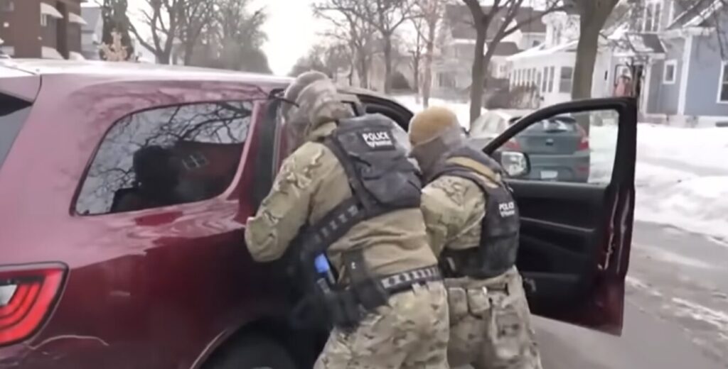 ηπα-δύο-πράκτορες-της-ice-τέθηκαν-σε-διαθ-1435867