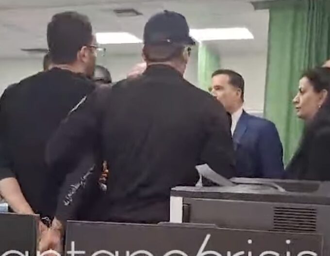 νίκαια-μου-πέρασαν-χειροπέδες-πισθά-1438387