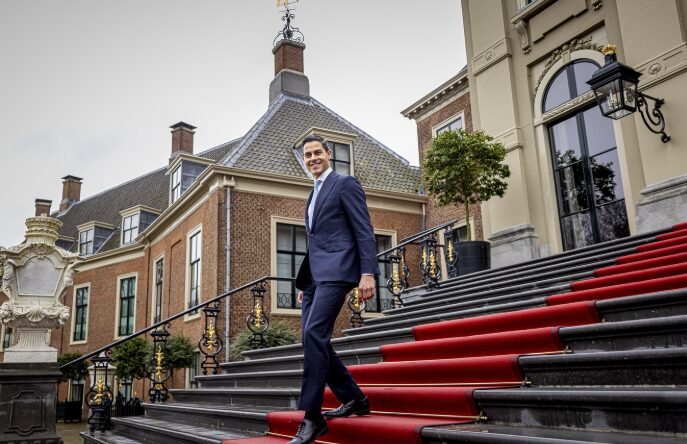 ορκίστηκε-ο-νεότερος-και-ανοιχτά-ομοφ-1439260