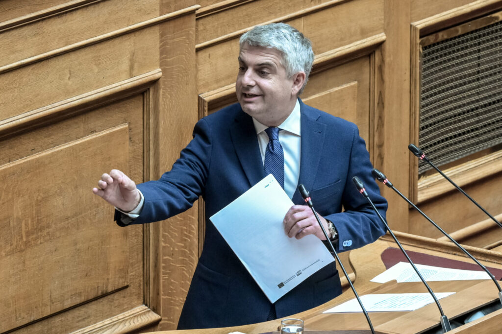 παραιτήθηκε-από-βουλευτής-και-παρέδω-1447001