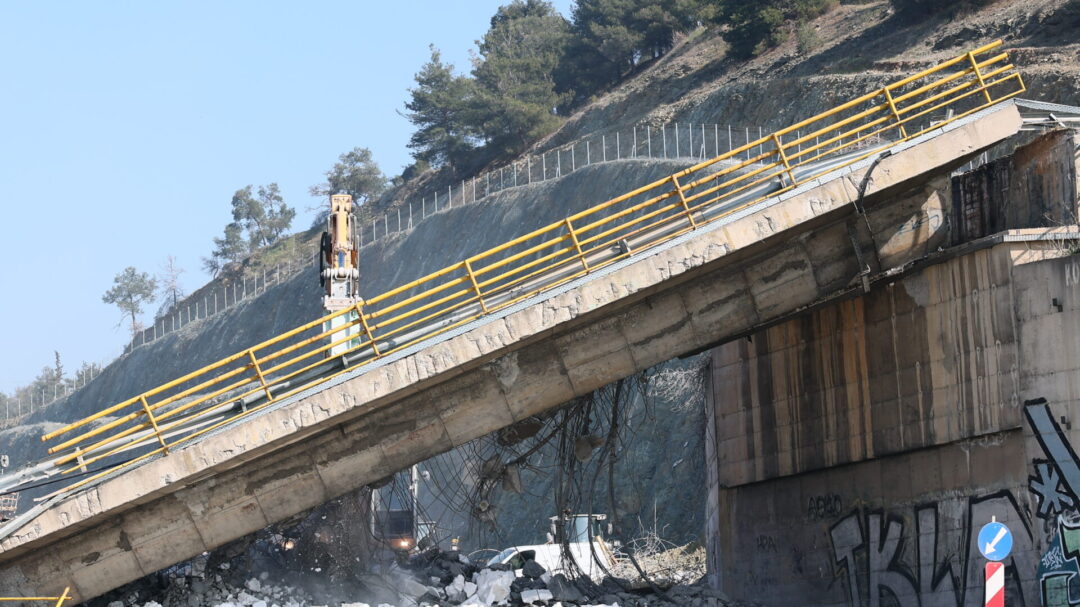 εικονες-τέλος-εποχής-για-τη-γέφυρα-αγί-1447926
