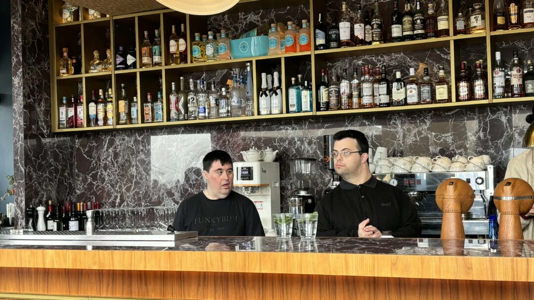 άτομα-με-σύνδρομο-down-σερβίρουν-τον-πιο-γ-1449463