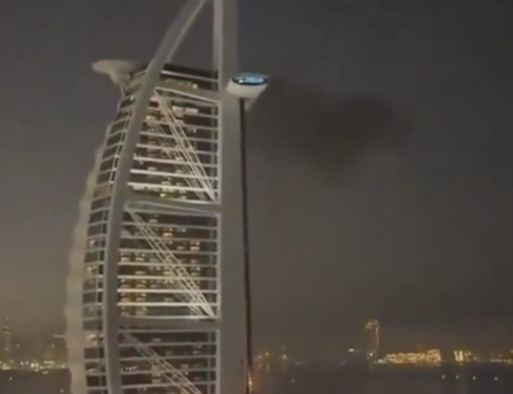 politico-εκρήξεις-πανικόβλητοι-influencers-και-τοστ-α-1442071