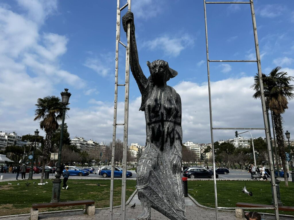 εικονες-βανδάλισαν-γλυπτό-στο-κέντρο-1444756