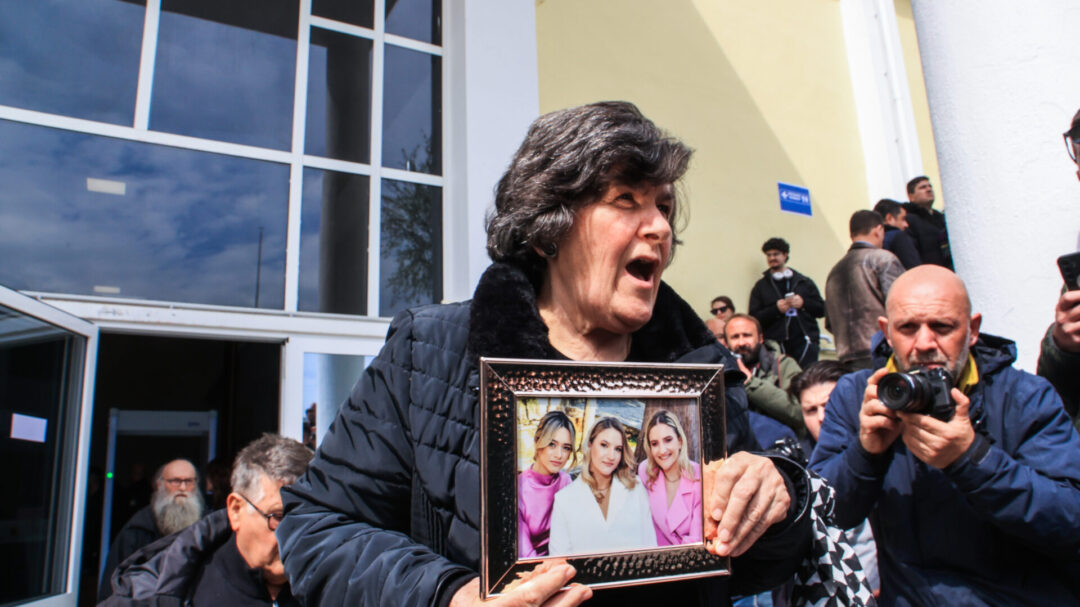 η-πρώτη-μέρα-της-δίκης-των-τεμπών-μέσα-α-1450984