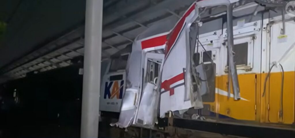 σιδηροδρομική-τραγωδία-στην-ινδονησ-1467956