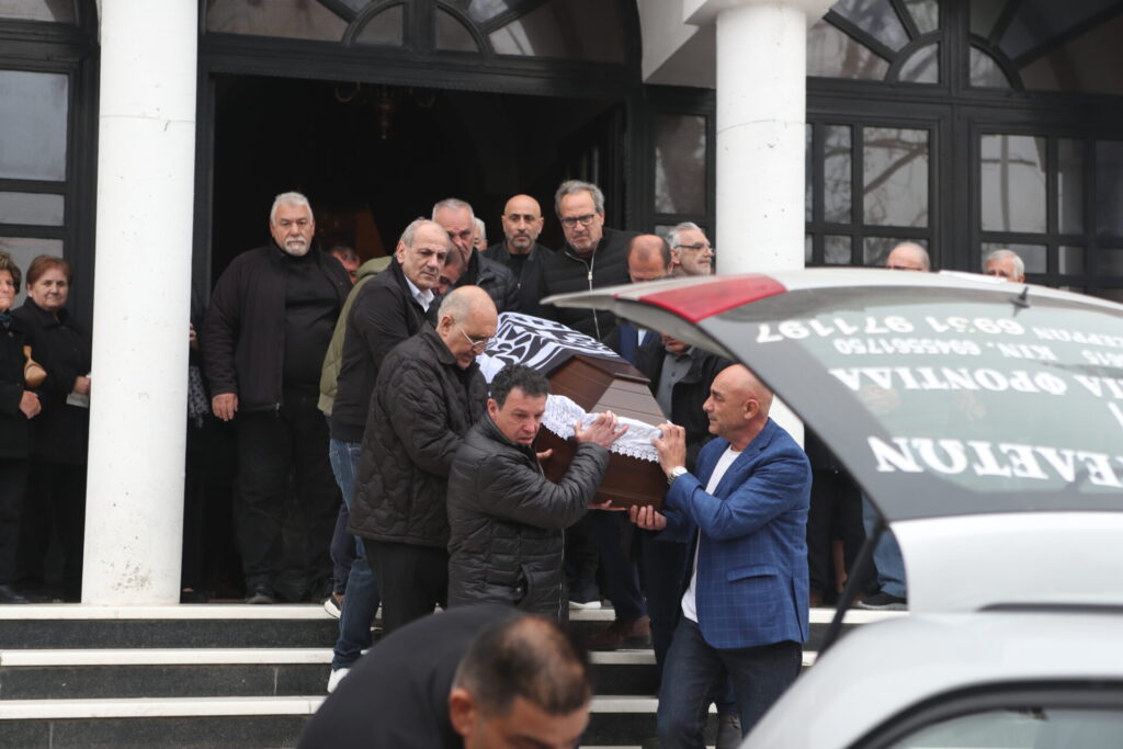 συγκίνηση-στην-κηδεία-του-στέφανου-μπ-1460757