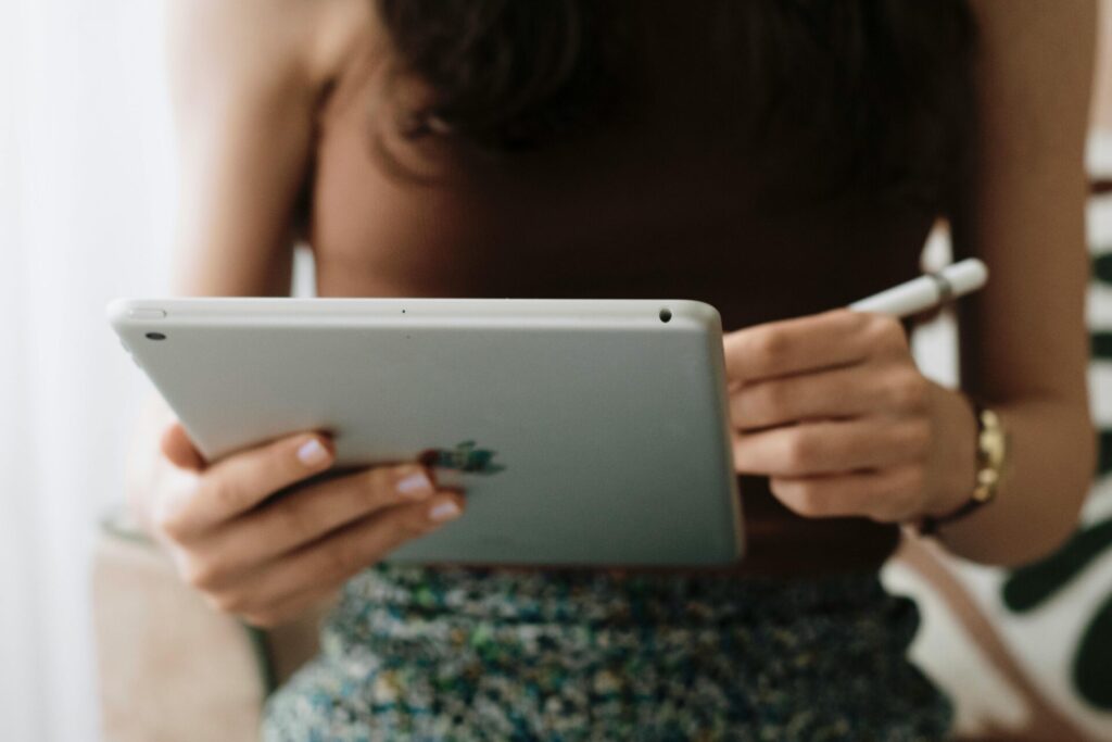 η-ταφόπλακα-της-γλώσσας-το-μήνυμα-ε-1457771