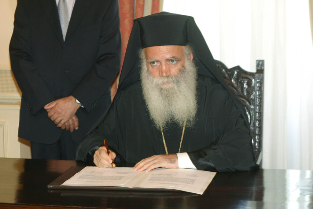κύθηρα-ο-μητροπολίτης-χαρίζει-την-αύξ-1484337
