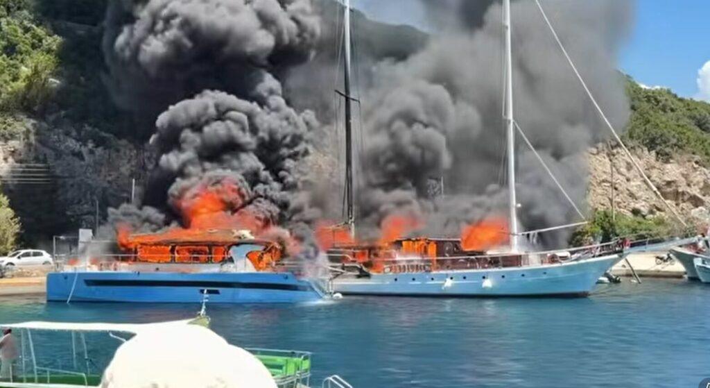 βίντεο-φωτιά-σε-δύο-τουριστικά-σκάφη-σ-1483787
