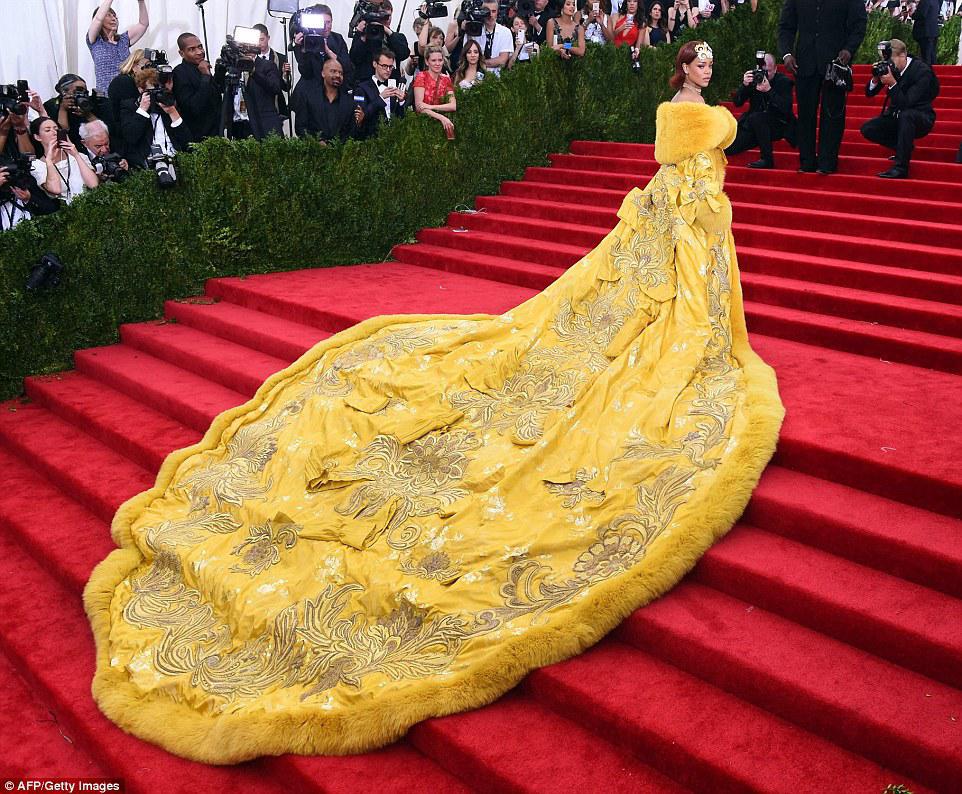 Η Rihanna φθάνει στην ετήσια εκδήλωση για το 2015, " Metropolitan Museum of Art's Costume Institute Gala, με ένα κίτρινο φόρεμα υψηλής ραπτικής της Κινέζας σχεδιάστριας Guo Pei .