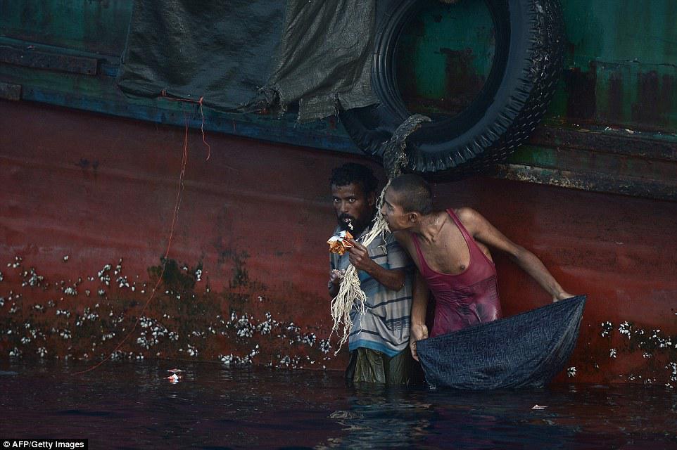 Εκδιωγμένοι μετανάστες ταξίδεψαν από χώρα σε χώρα στην Νοτιοανατολική Ασία. Εδώ σε καρέ που τους απαθανατίζει να τρώνε φαγητό που έριξε ταιλανδέζικο στρατιωτικό ελικόπτερο, ανοικτά της νότιας ακτής του Koh Lipe στη θάλασσα Ανταμάν. 