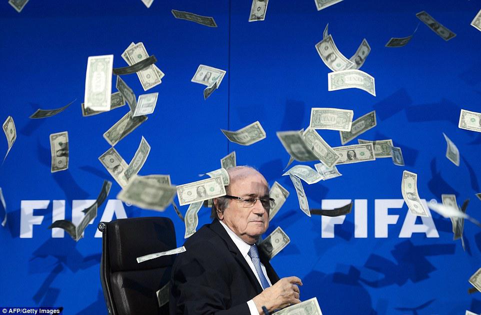 Αμήχανος και ντροπιασμένος ο Πρόεδρος της FIFA, Sepp Blatter, σε συνέντευξη Τύπου κατά την οποία Βρετανίδα κωμικός του πέταξε ψεύτικα χαρτονομίσματα δολαρίου. 