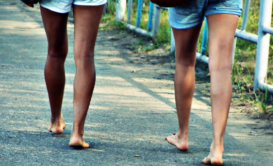 Barefoot_on_the_asphalt