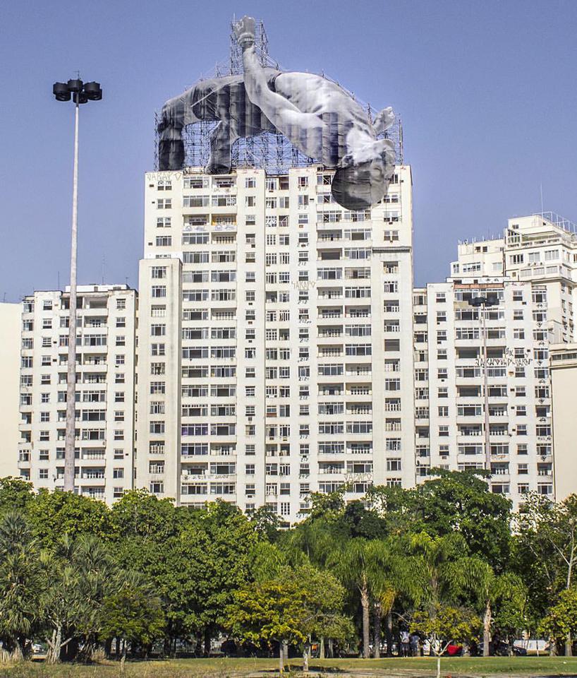 JR-high-jump-flying-rio-de-janeiro-brazil-art-installation-designboom-01