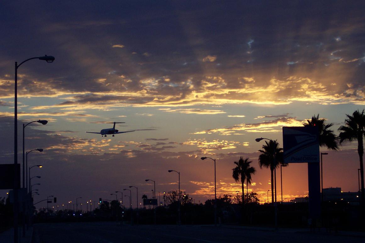 Los_Angeles_Flugzeug_bei_Sonnenuntergang