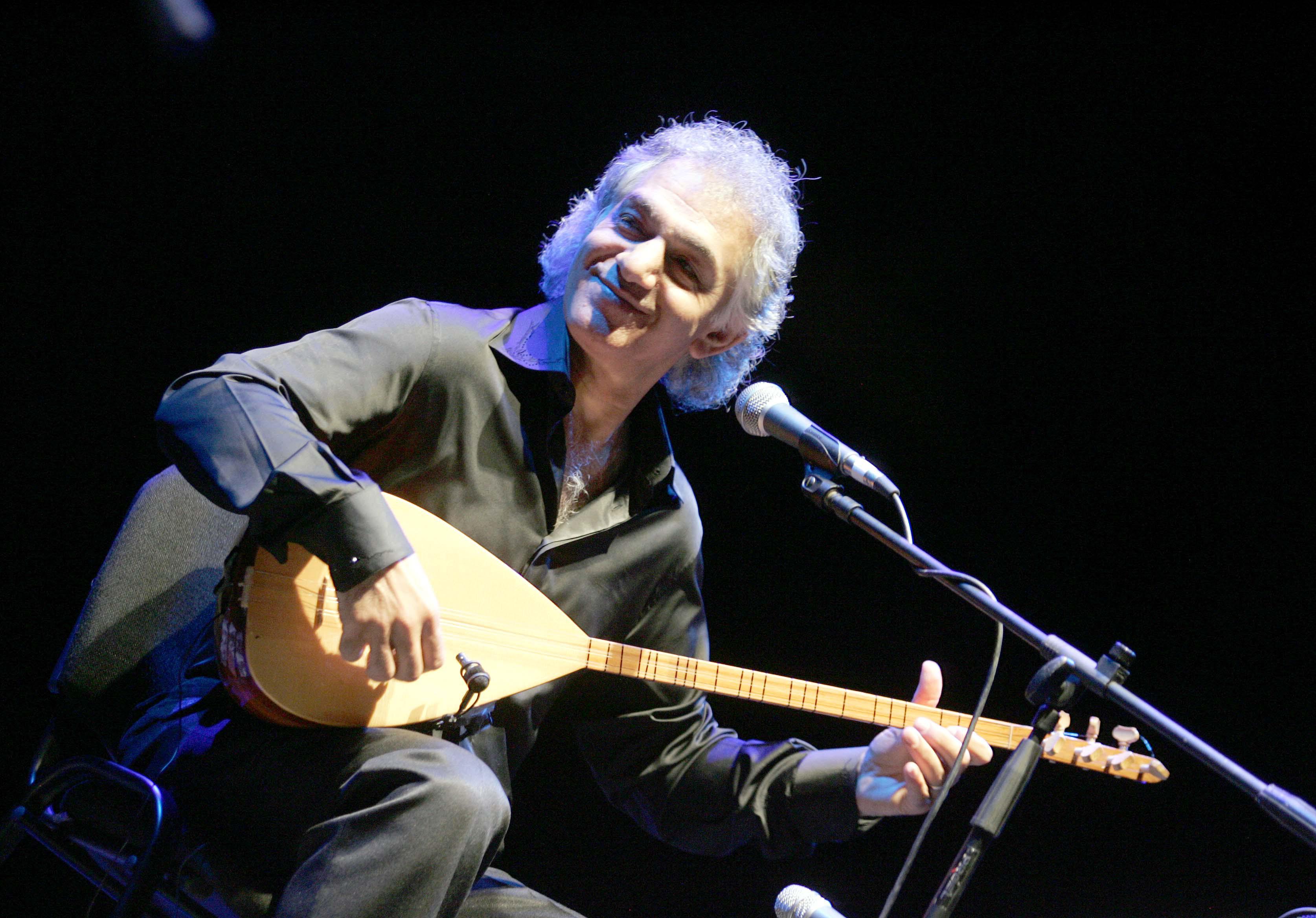 MEXICO-OCT11-Guanajuato-Cervantino Festival Photo By-Hugo Salazar-Omar Plays Baglama3